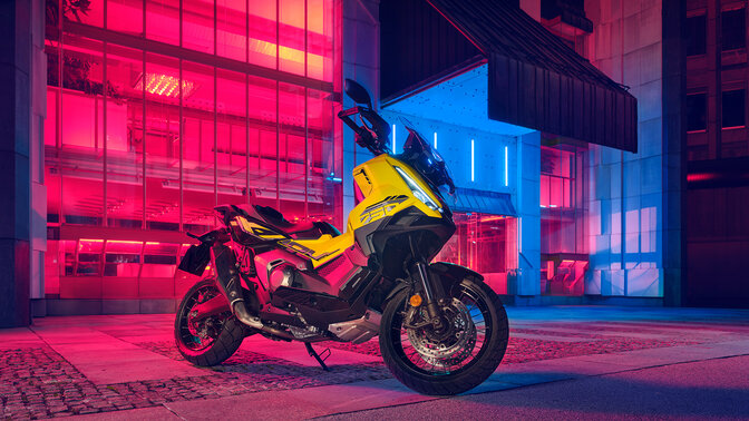 X-ADV Special Edition, scatto statico frontale di tre quarti davanti all'edificio