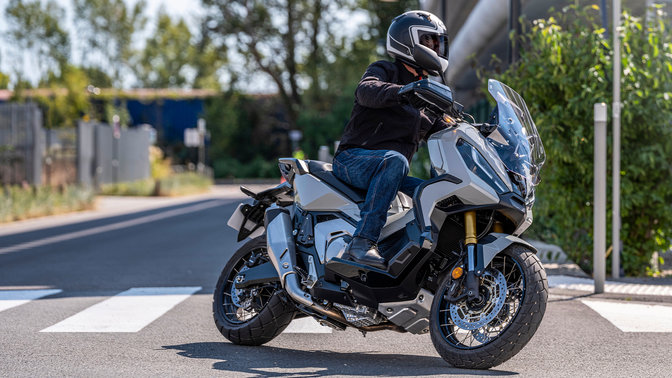 Honda X-ADV - vista anteriore di tre quarti destra, con guidatore, su strada cittadina