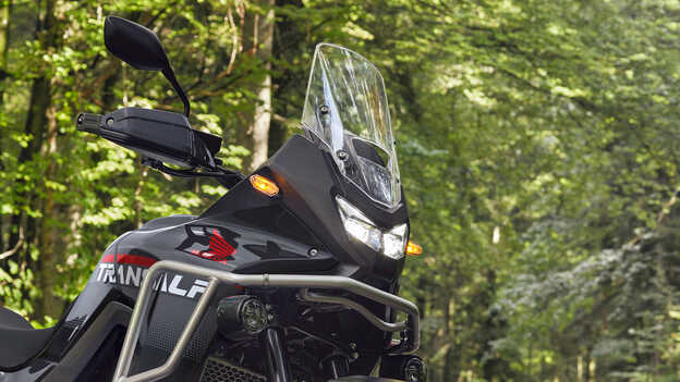 Primo piano della protezione dal vento di una motocicletta XL750 Transalp.