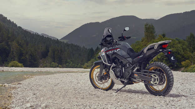Pilota mentre regge la XL750 Transalp in un luogo di montagna.