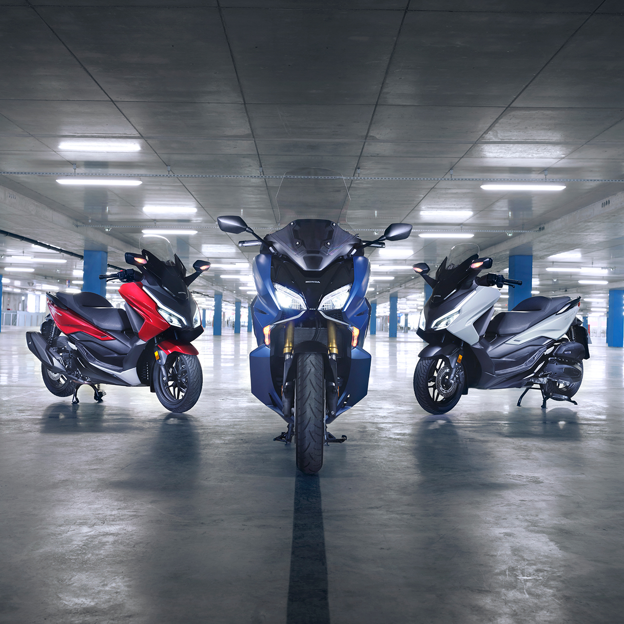 Famiglia Honda Forza in un parcheggio