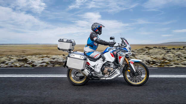 Africa Twin Adventure Sports con pilota su strada