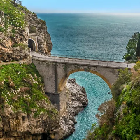 Il ponte ad arco al Fiordo di Furore sulla Costiera Amalfitana, Italia in una giornata di sole