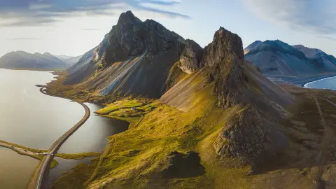 Strada panoramica in Islanda, bellissimo panorama aereo del paesaggio naturale, montagne e costa al tramonto