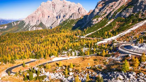 Passo Valparola, Italia. Vista della serpentina in Tirolo, Alpi dolomitiche. Vista della Cima Cunturines (3.064 m) dal Passo di Valparola in autunno vicino a Cortina d'Ampezzo, Belluno in Italia