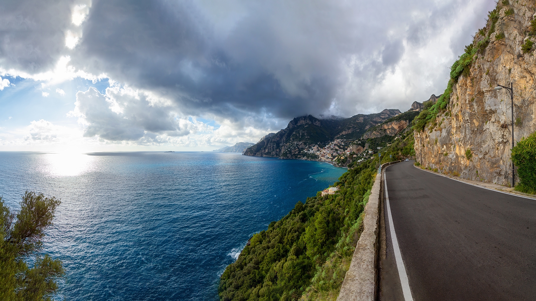 Strada panoramica su scogliere rocciose e paesaggio montano sul Mar Tirreno. Costiera Amalfitana, Positano, Italia. Viaggio avventuroso. Vista panoramica