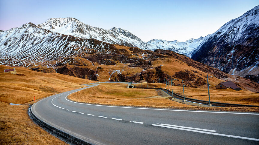 Strada che conduce ad Andermatt tra le alpi svizzere