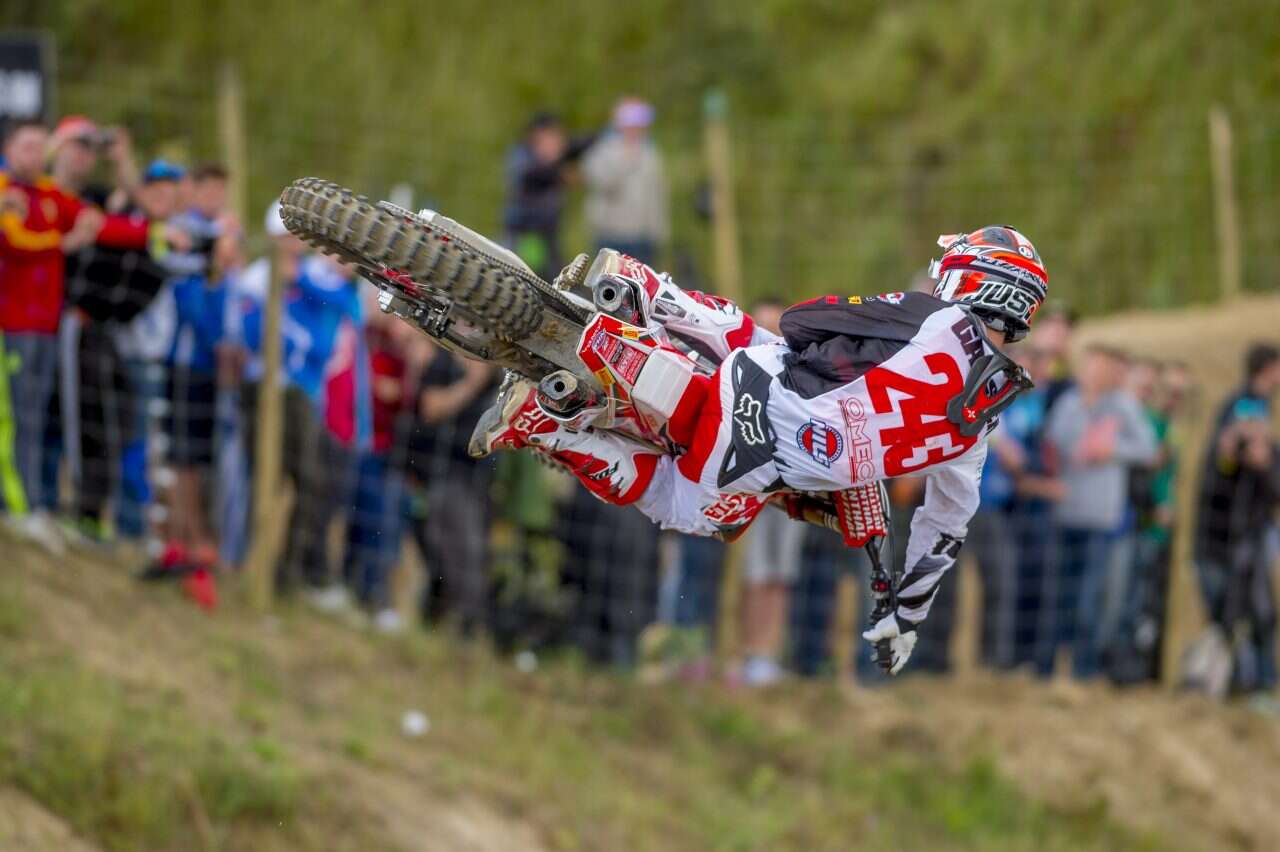 Tim Gajser che salta su una Honda CRF450R