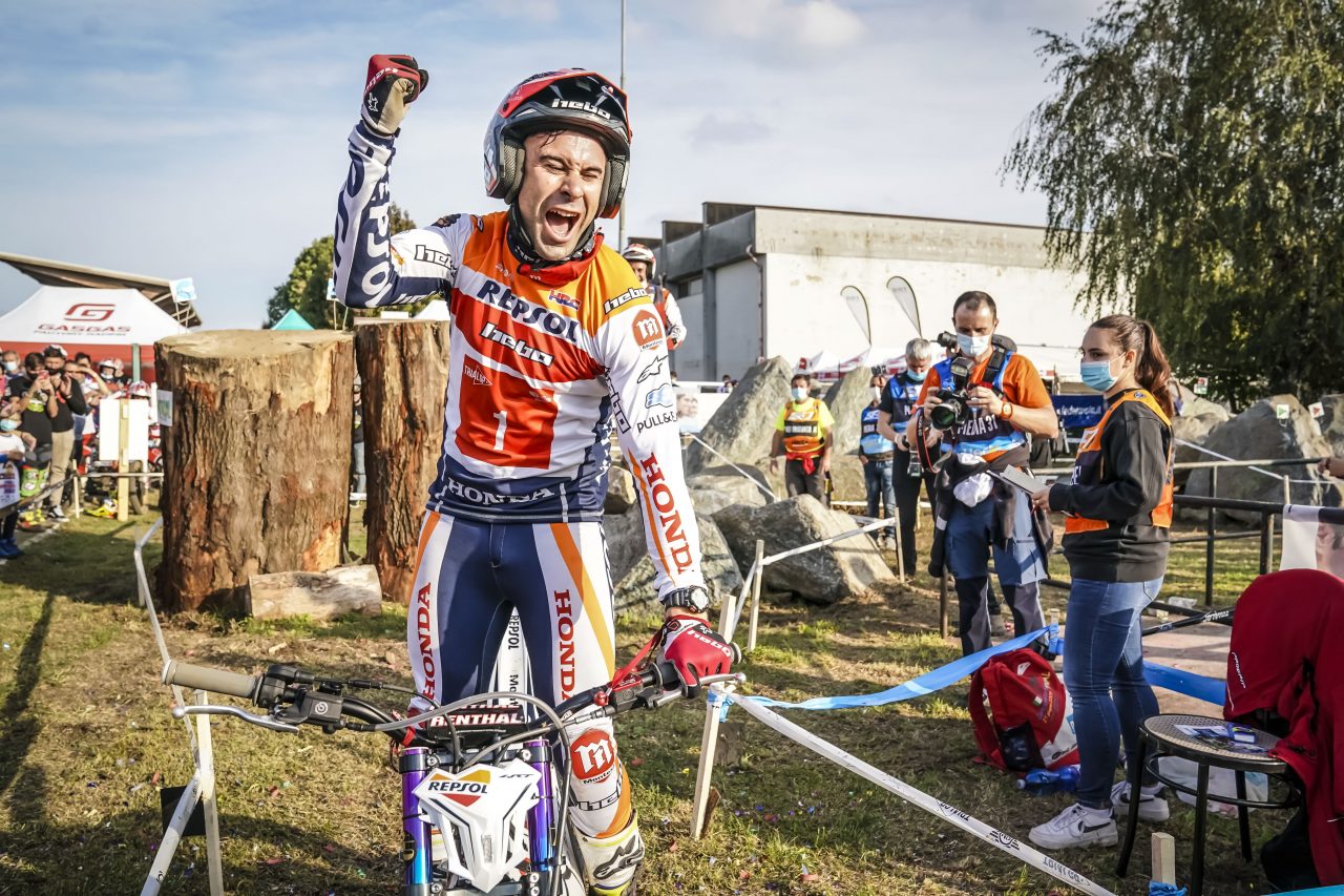 Toni Bou mentre festeggia.