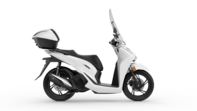 SH150i 2026 con Smart Top Box, parabrezza e paramani di serie Pearl Cool White