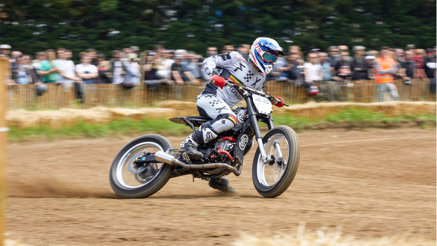 CRF450 Flat Tracker in pista.