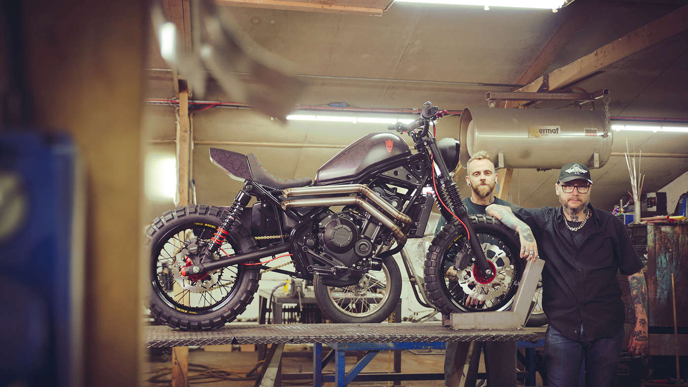 Russ Brown e Dan Gold accanto alla Honda CMX500 Rebel custom.