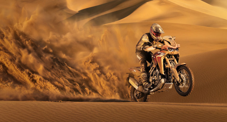 Honda Africa Twin, inquadratura anteriore destra di tre quarti, guidata sulla sabbia