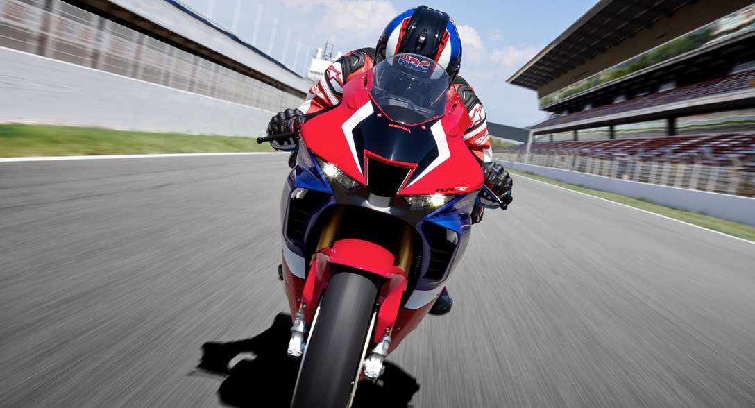 Honda CBR1000RR-R Fireblade SP, vista frontale, con conducente, in pista