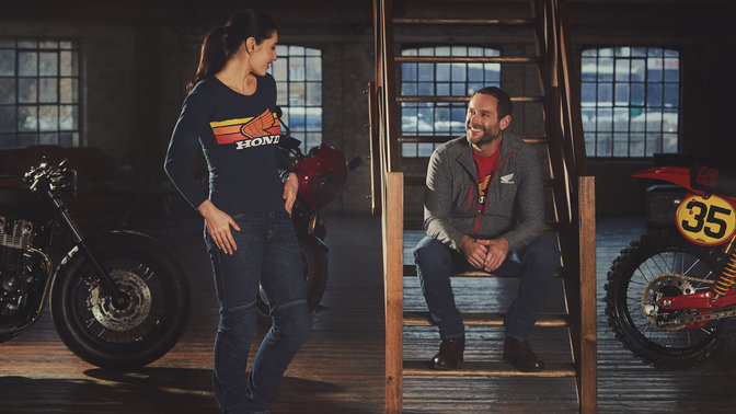 Uomo e donne che indossano abbigliamento Honda vintage.