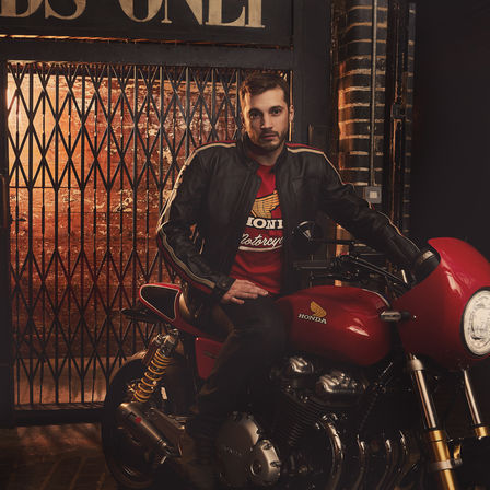 Uomo che indossa una T-shirt Honda vintage.
