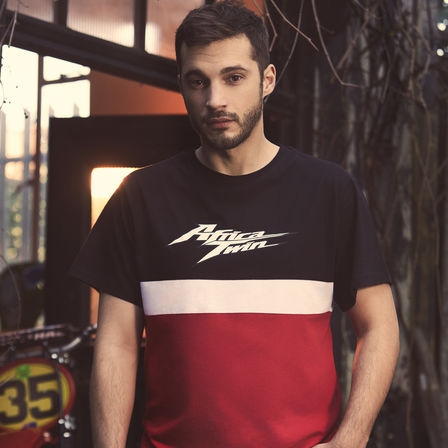 Uomo che indossa una T-shirt Honda vintage con logo Africa Twin.