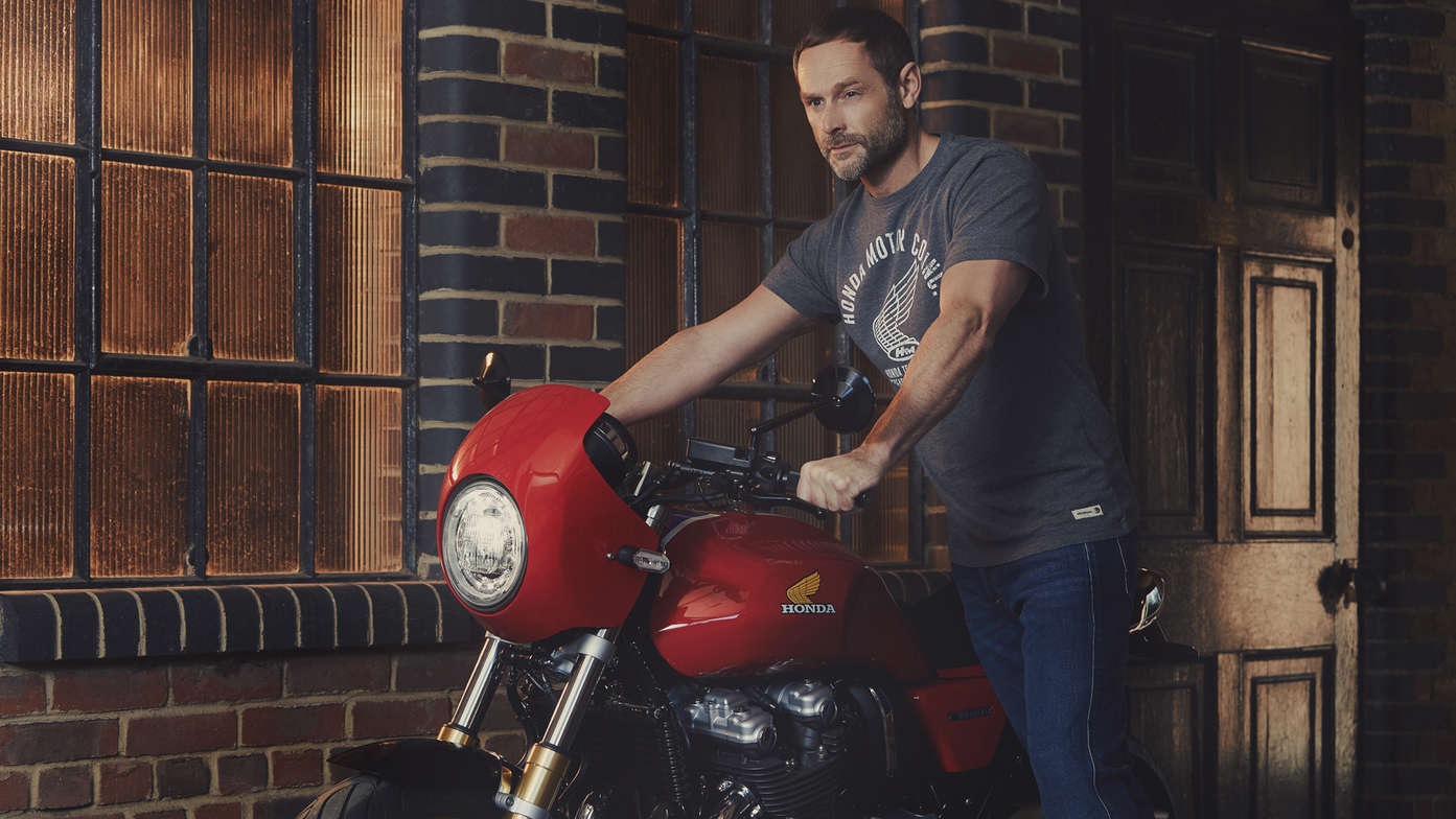 Uomo che indossa una T-shirt Honda vintage.