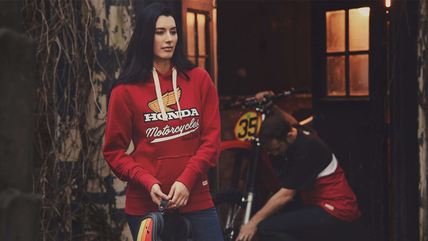 Uomo e donna che indossano la felpa con cappuccio rossa Honda vintage. 