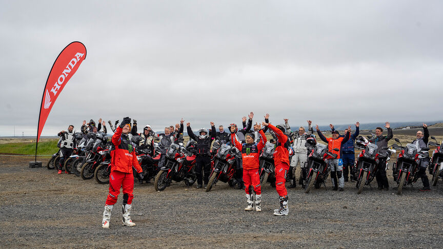 Paesaggio del Marocco con motociclisti Honda Adventure su strada.