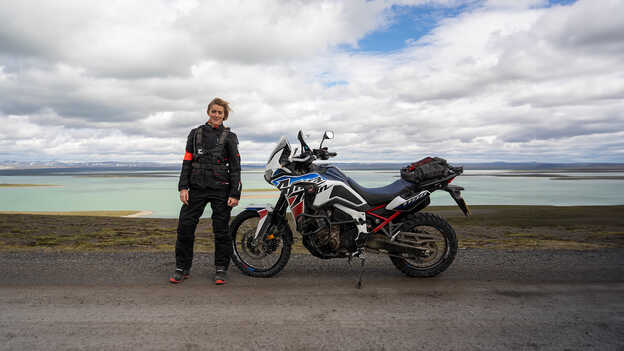 Vanessa Ruck in piedi accanto a un'Africa Twin. 