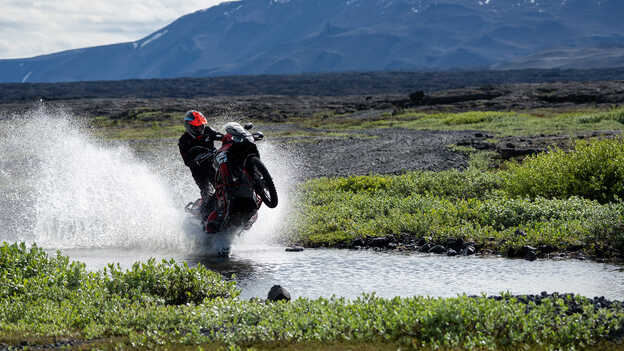 Kiran Mirabet a bordo dell'Africa Twin nell'acqua. 