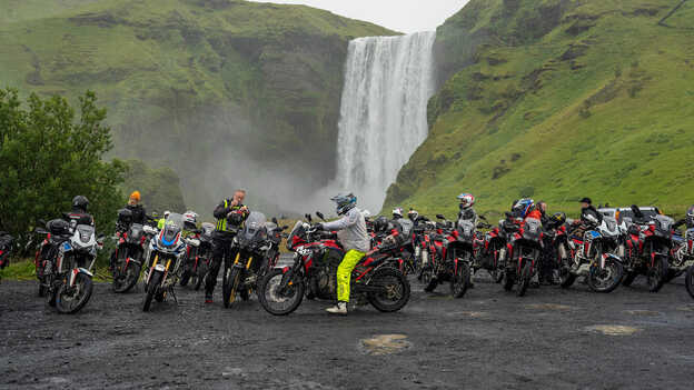 I motociclisti Honda Adventure Road festeggiano la fine della loro avventura.