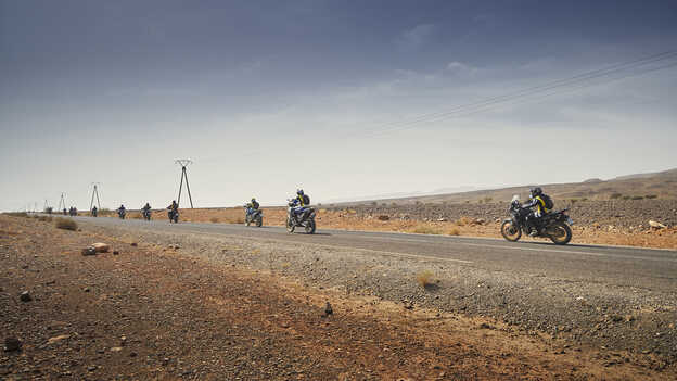 Motociclisti Honda Africa Twin in Marocco su strada asfaltata.
