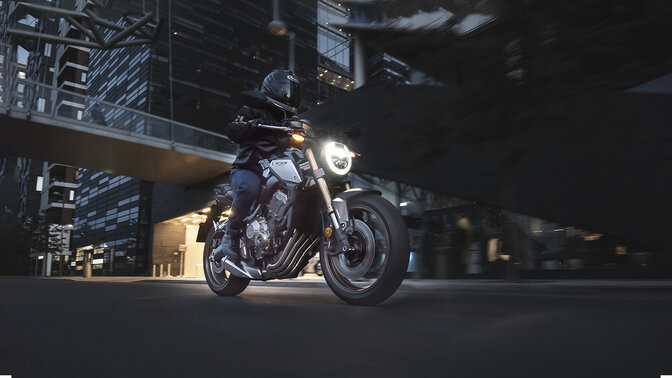 Vista di tre quarti anteriore destra di Honda CB650R su strada