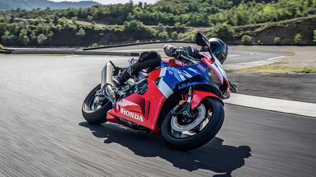 CBR1000RR-R Fireblade con pilota in pista