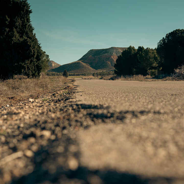 Strada vuota davanti senza pilota