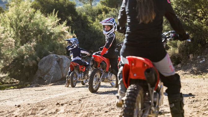 Honda CRF110F in fuoristrada con giovani piloti