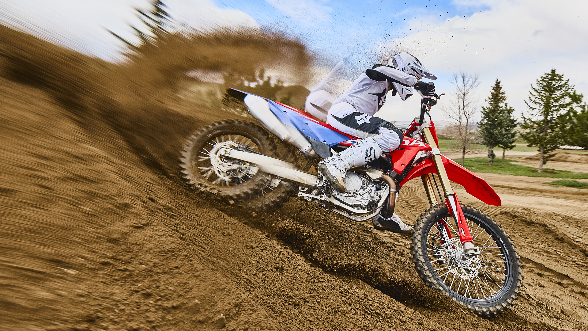 CRF450R in pista con un pilota di motocross