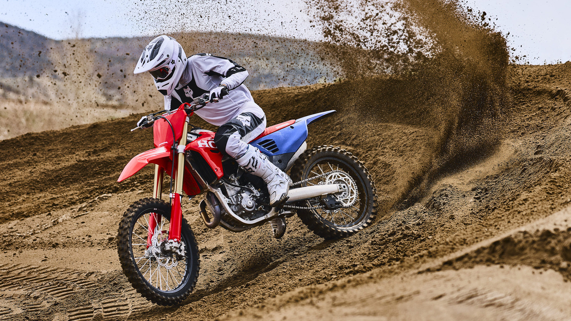  CRF450R in pista con il pilota MX