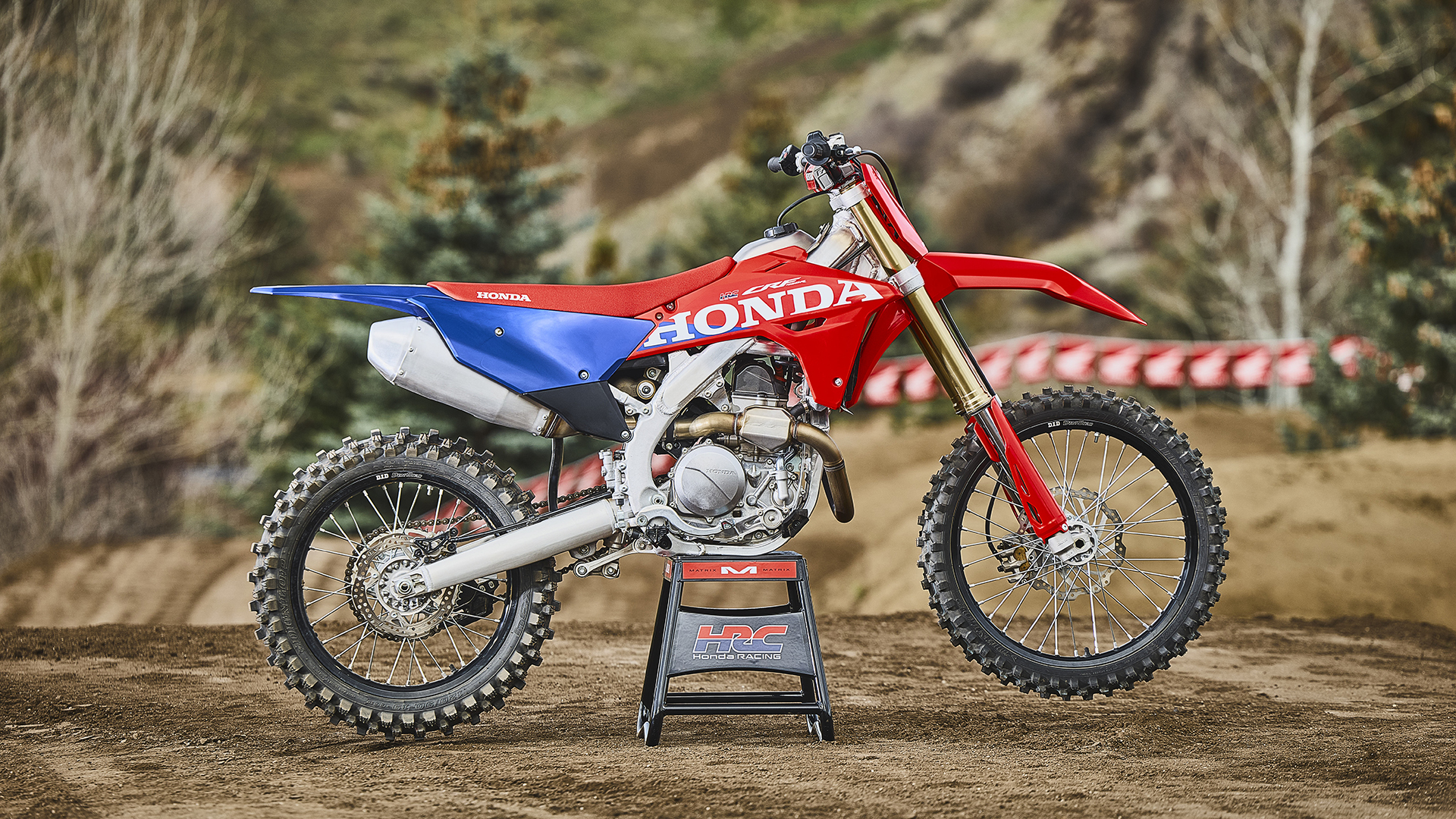 CRF450R in pista con un pilota di motocross