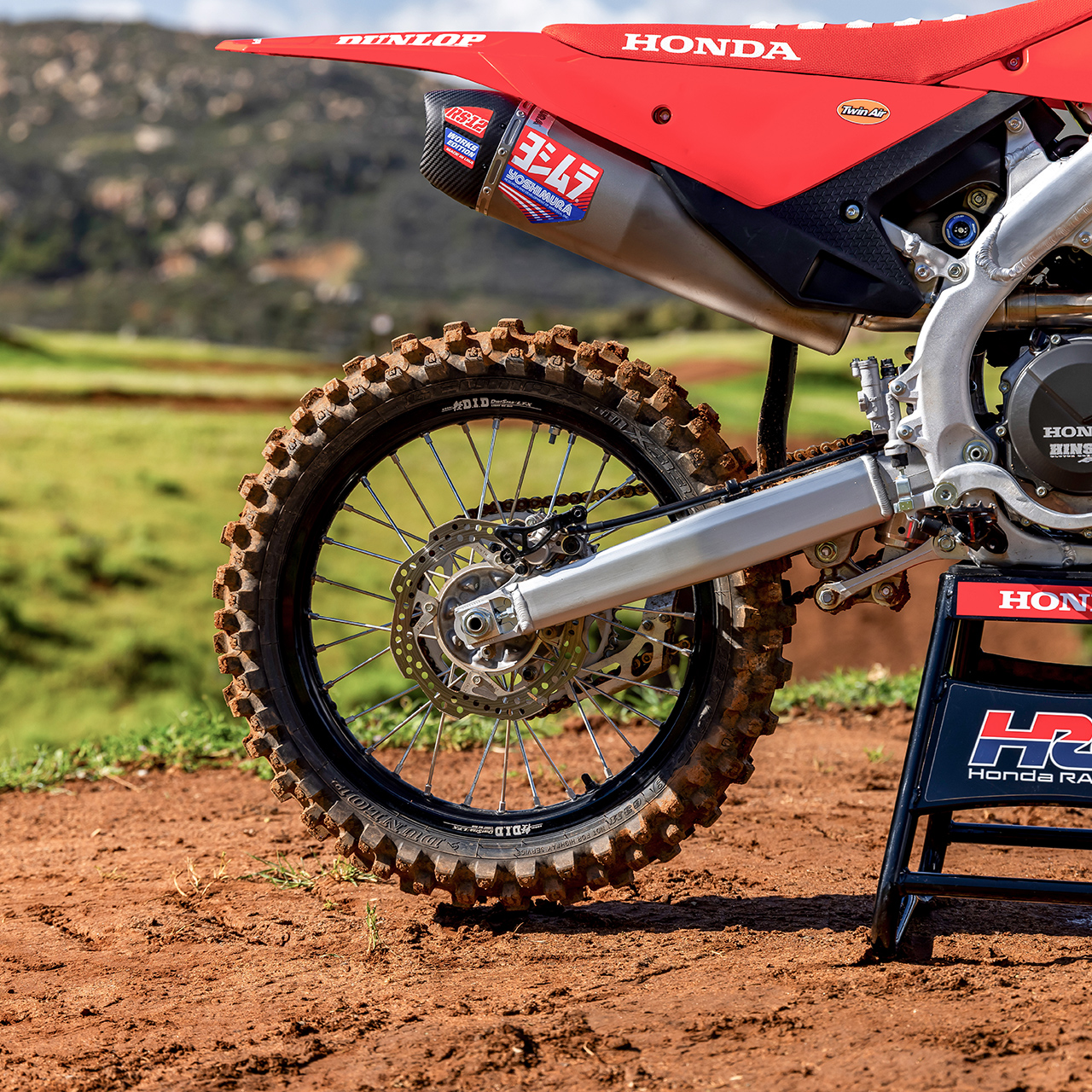 CRF450R in pista con un pilota di motocross