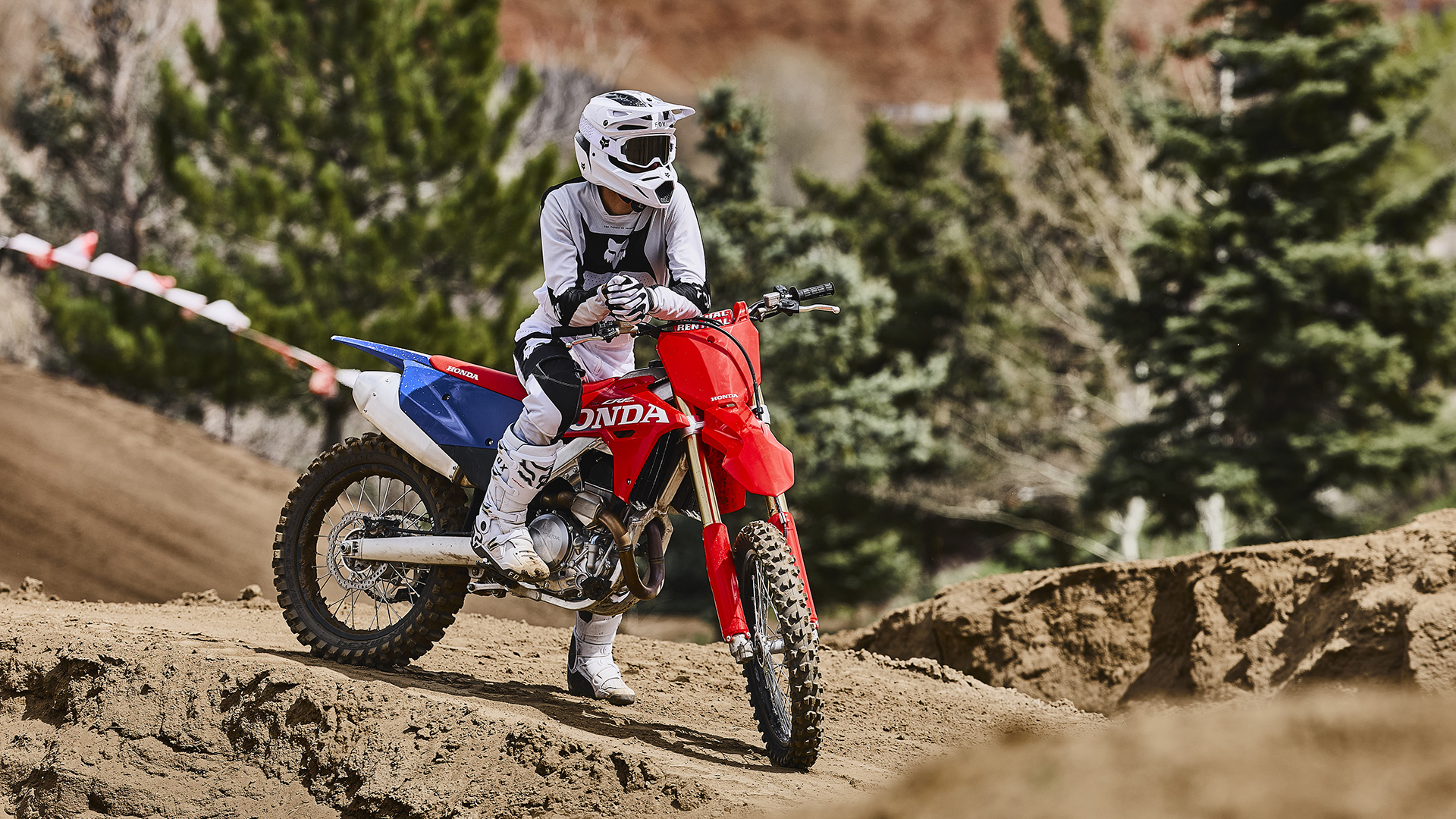 CRF450R in pista con un pilota di motocross