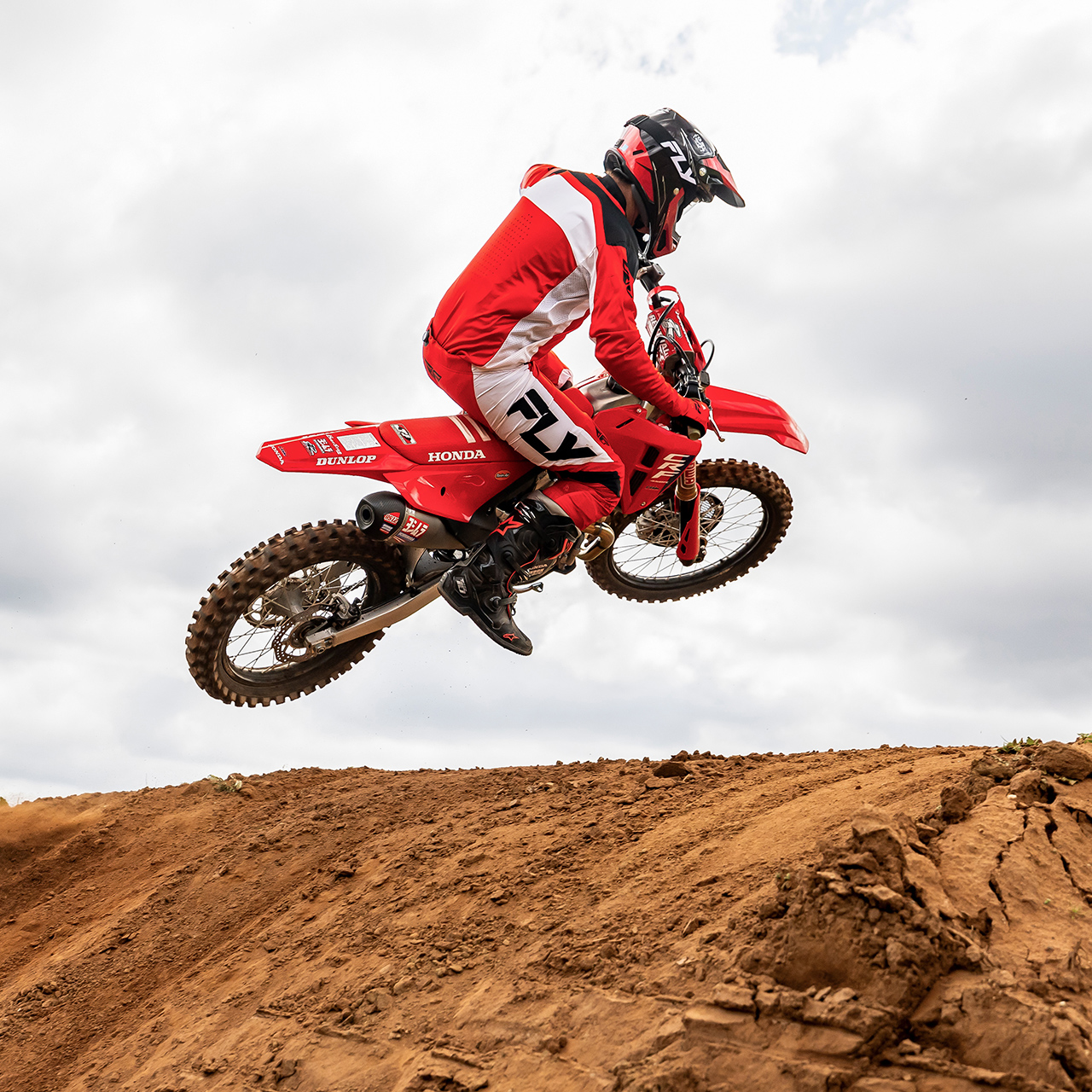 CRF450R in pista con un pilota di motocross