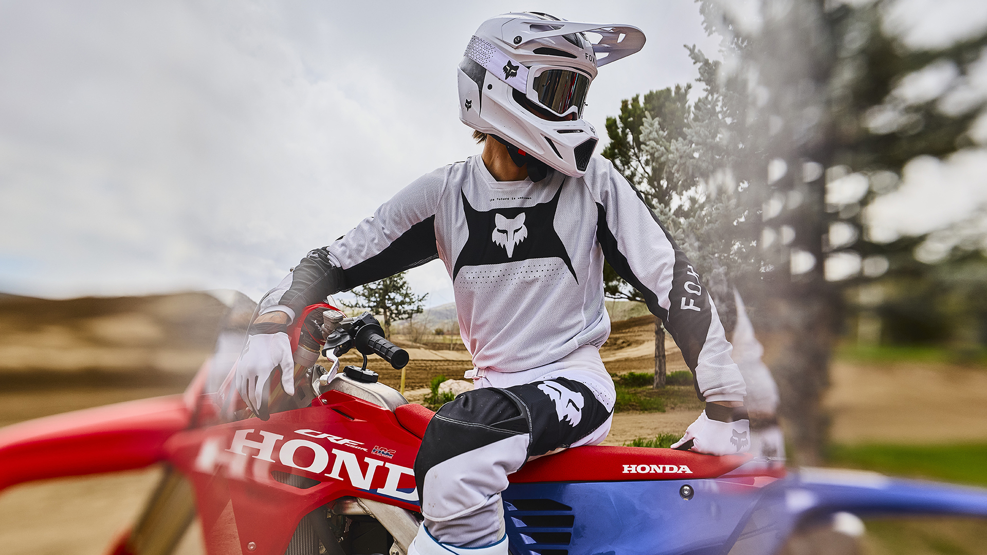 CRF450R in pista con un pilota di motocross
