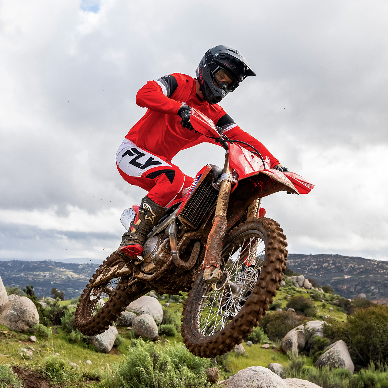 CRF450R in pista con un pilota di motocross