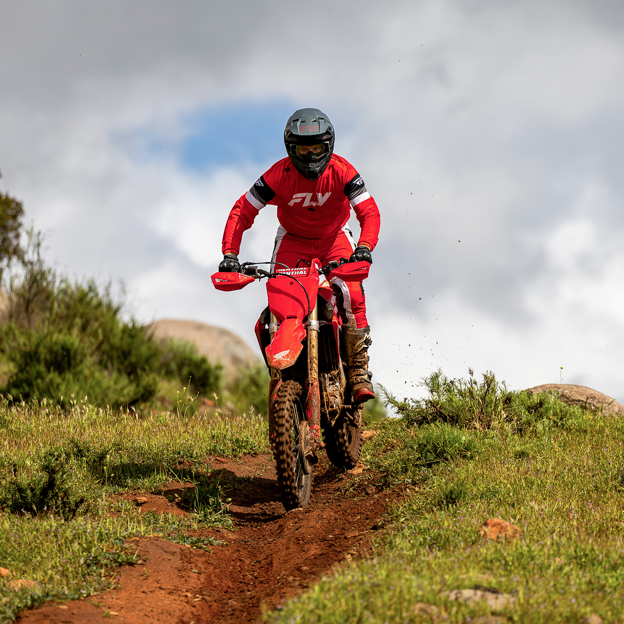 CRF450R in pista con un pilota di motocross