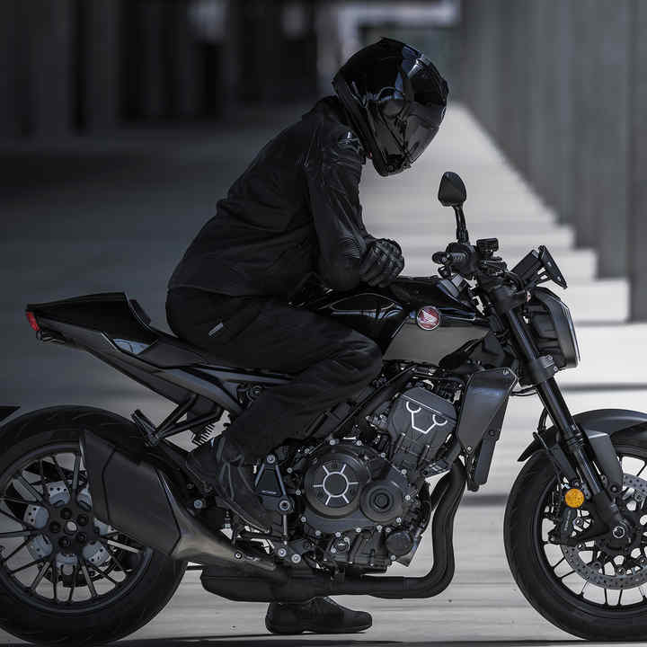 Honda CB1000R Black Edition, statica, lato destro, con guidatore