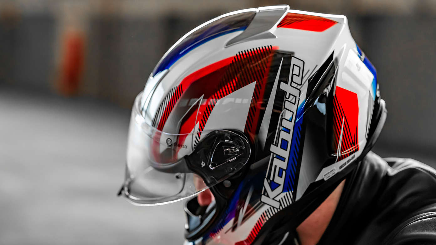 Casco Honda Kabuto, Aeroblade V, Go White Blue Red, CBR650, lato sinistro, sulla testa di un motociclista