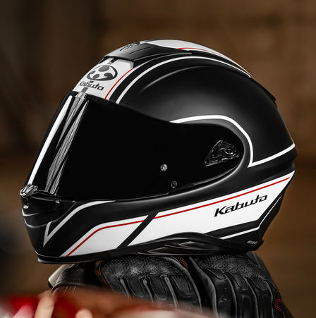 Casco Honda Kabuto, Aeroblade V, Smart Flat Black White, lato sinistro, appoggiato sulla sella di una motocicletta