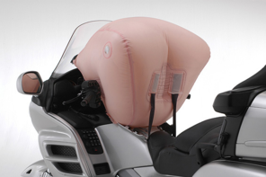 particolare di un airbag aperto su Goldwing