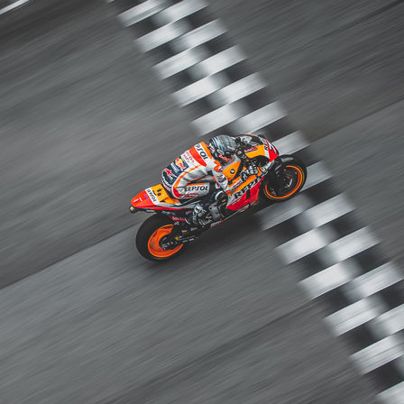 Pilota Honda della MotoGP mentre taglia il traguardo.