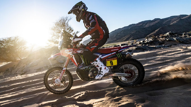 Vista laterale sinistra della Honda CRF450 mentre cavalca le dune di sabbia.