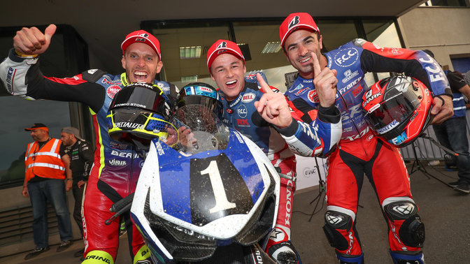 Piloti Honda del Campionato Mondiale Endurance mentre festeggiano.