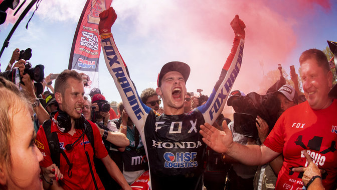 Pilota Honda festeggia una vittoria al Campionato Mondiale di Motocross.