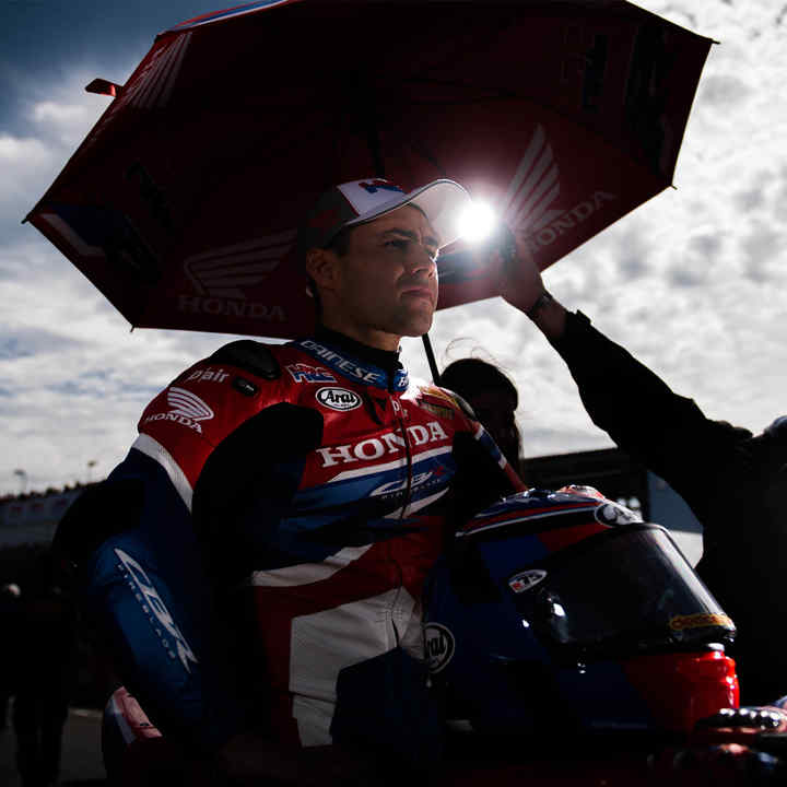 Il pilota del campionato mondiale Superbike Leon Haslam durante un'intervista.